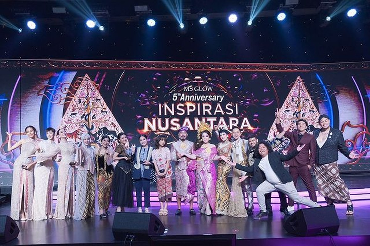 Fuji sedang jadi sorotan&comma; baru-baru ini ia menghadiri acara pakai kebaya dan kumpul dengan artis 'Crazy Rich'&period; Yuk intip&excl;