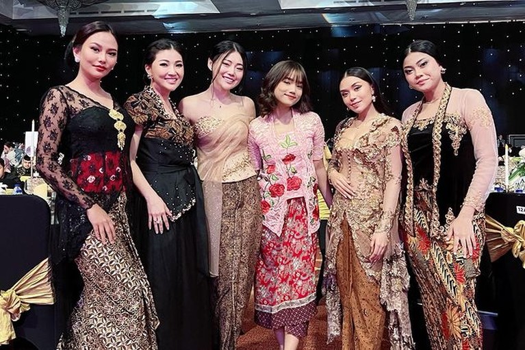 7 Potret Fuji Pakai Baju Kebaya Ngumpul dengan Artis 'Crazy Rich' Fuji sedang jadi sorotan, baru-baru ini ia menghadiri acara pakai kebaya dan kumpul dengan artis 'Crazy Rich'. Yuk intip!