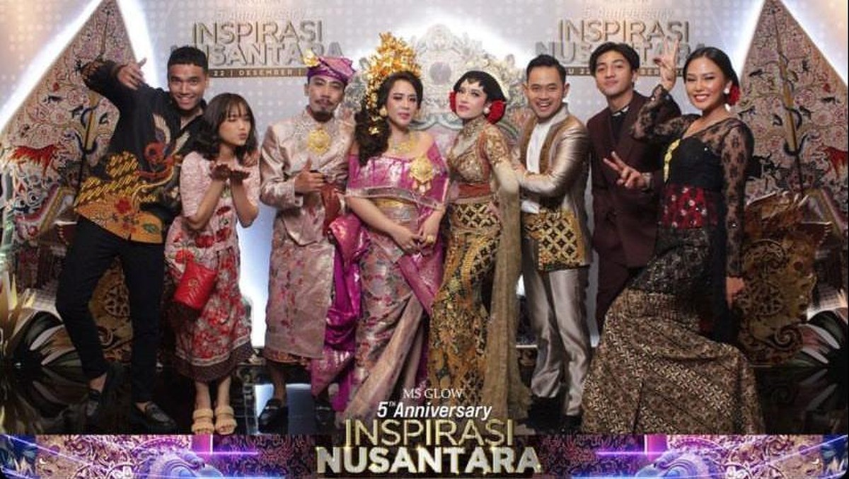 Fuji sedang jadi sorotan&comma; baru-baru ini ia menghadiri acara pakai kebaya dan kumpul dengan artis 'Crazy Rich'&period; Yuk intip&excl;