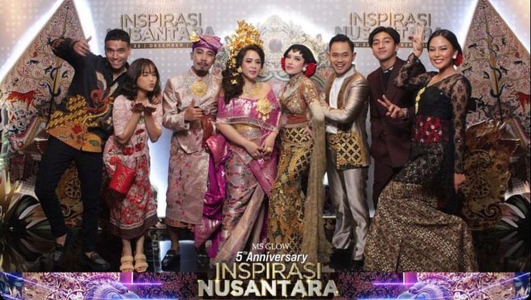 7 Potret Fuji Pakai Baju Kebaya Ngumpul dengan Artis 'Crazy Rich' Fuji sedang jadi sorotan, baru-baru ini ia menghadiri acara pakai kebaya dan kumpul dengan artis 'Crazy Rich'. Yuk intip!