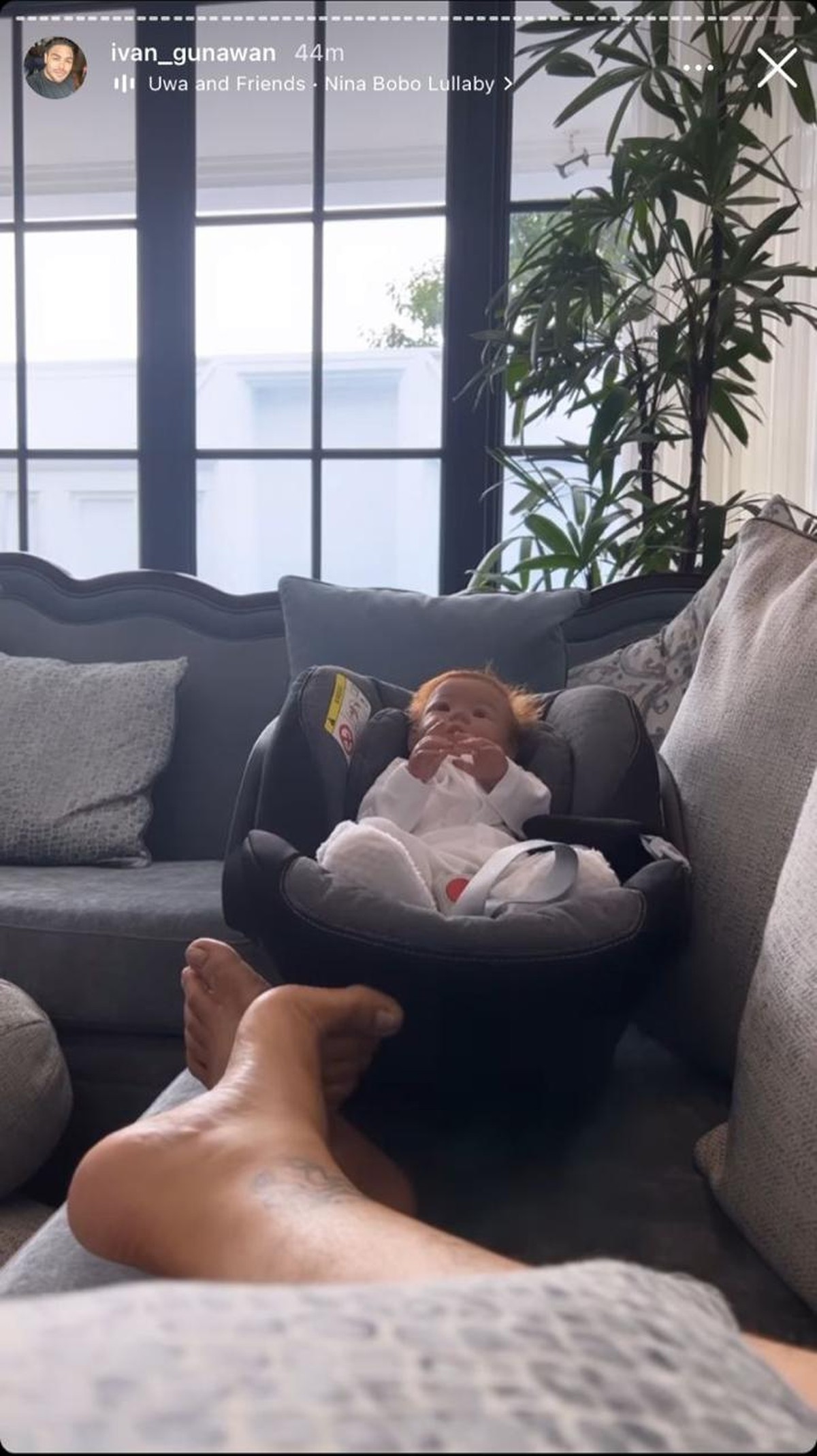 Ivan Gunawan tak pernah meninggalkan anak bonekanya Eqqel dan selalu membawa kemanapun ia pergi&period; Yuk intip&excl;