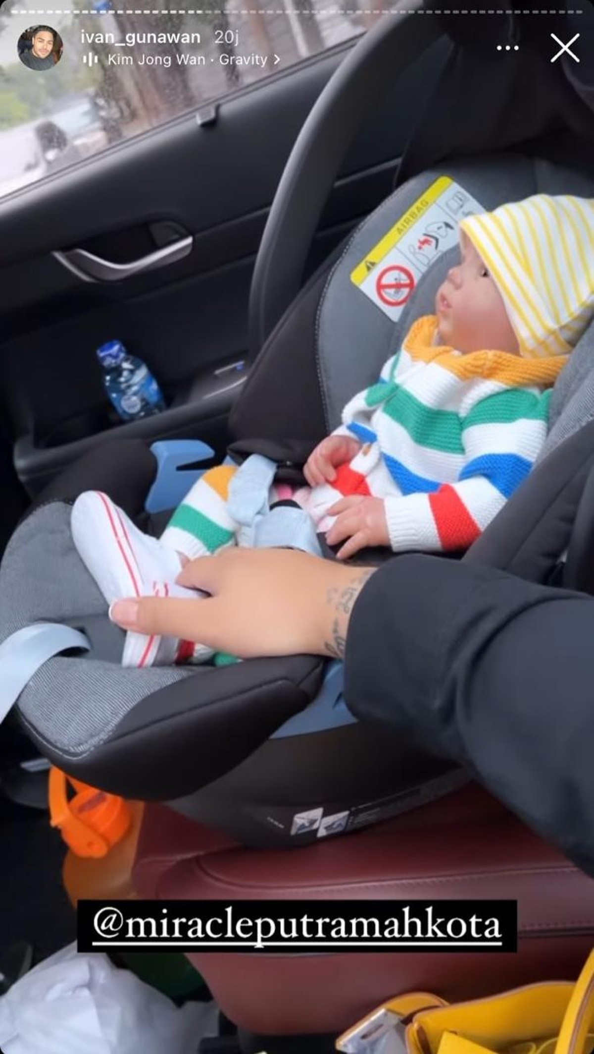 Ivan Gunawan tak pernah meninggalkan anak bonekanya Eqqel dan selalu membawa kemanapun ia pergi&period; Yuk intip&excl;