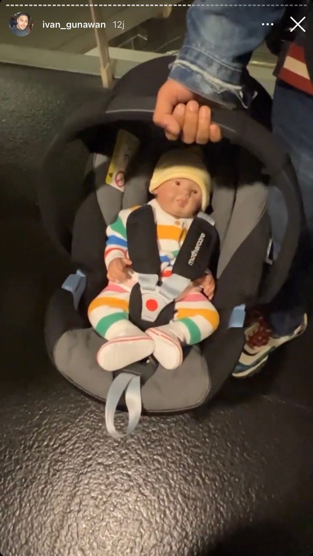 Ivan Gunawan tak pernah meninggalkan anak bonekanya Eqqel dan selalu membawa kemanapun ia pergi&period; Yuk intip&excl;