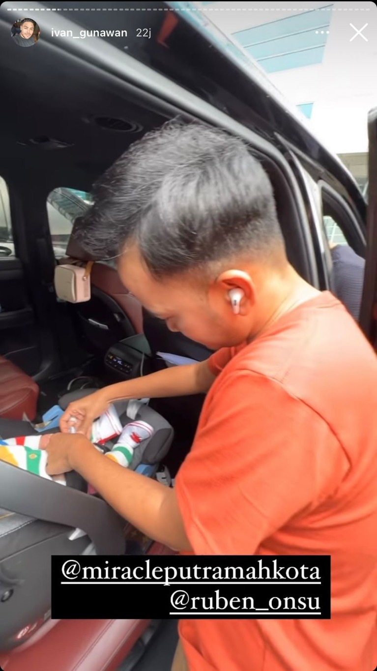 Ivan Gunawan tak pernah meninggalkan anak bonekanya Eqqel dan selalu membawa kemanapun ia pergi. Yuk intip!