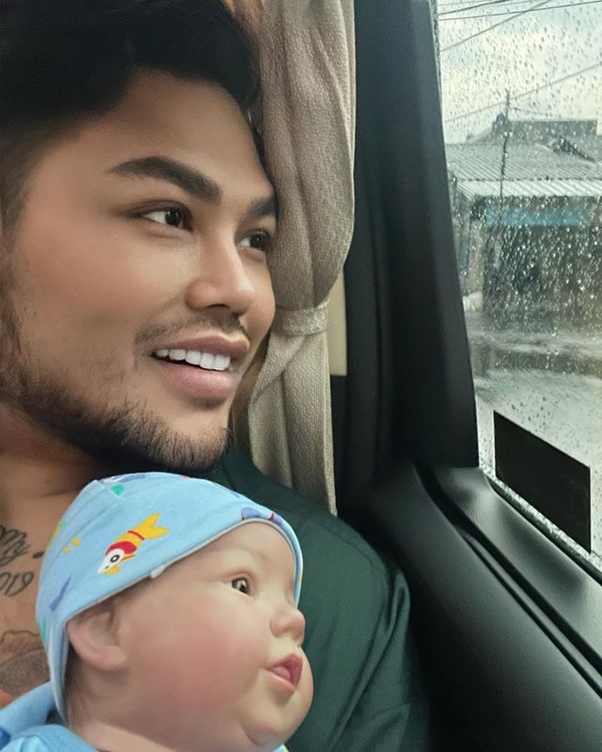 Ivan Gunawan tak pernah meninggalkan anak bonekanya Eqqel dan selalu membawa kemanapun ia pergi&period; Yuk intip&excl;