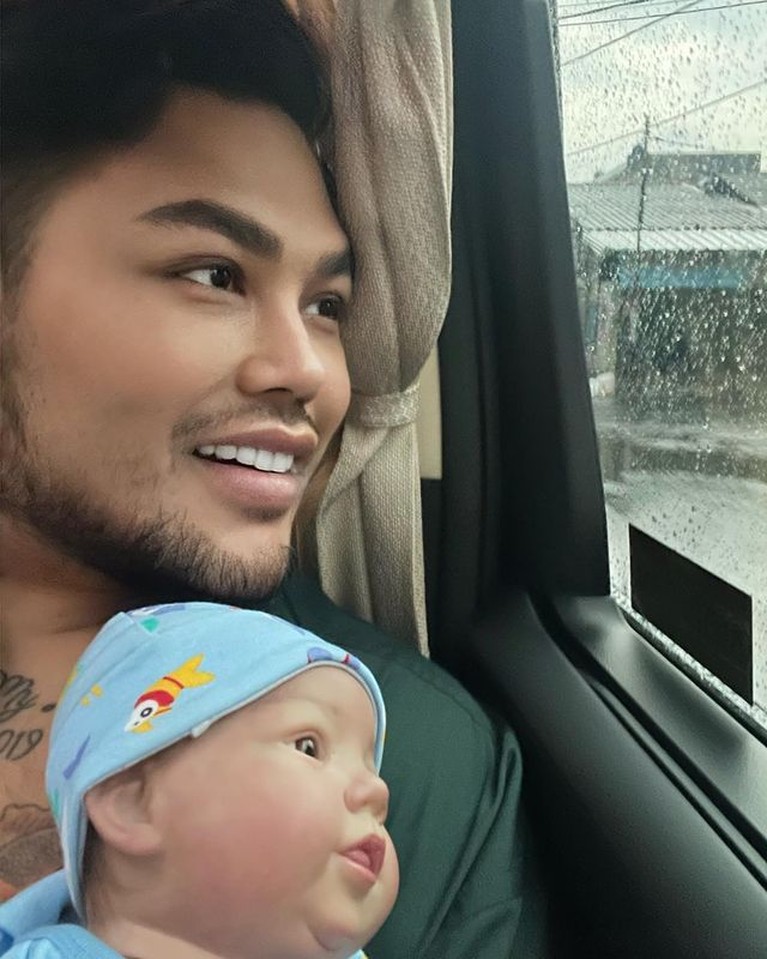 7 Potret Ivan Gunawan Momong Eqqel, Jalan ke Mall hinga ke Tempat Kerja Ivan Gunawan tak pernah meninggalkan anak bonekanya Eqqel dan selalu membawa kemanapun ia pergi. Yuk intip!