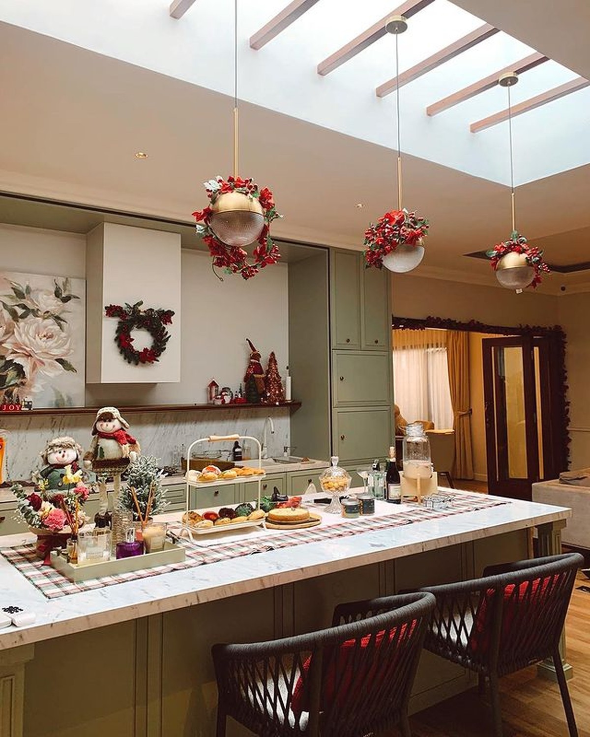 Naysilla Mirdad merayakan natal bersama para sahabatnya ditengah isu mualaf jelang nikah dengan sang kekasih&period; Yuk intip&excl;