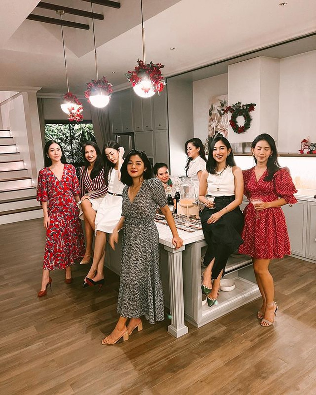 Naysilla Mirdad merayakan natal bersama para sahabatnya ditengah isu mualaf jelang nikah dengan sang kekasih&period; Yuk intip&excl;