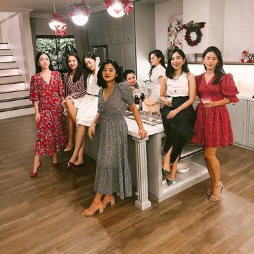 Isu Mualaf, 7 Potret Naysilla Mirdad Rayakan Natal Bareng Sahabat Disorot