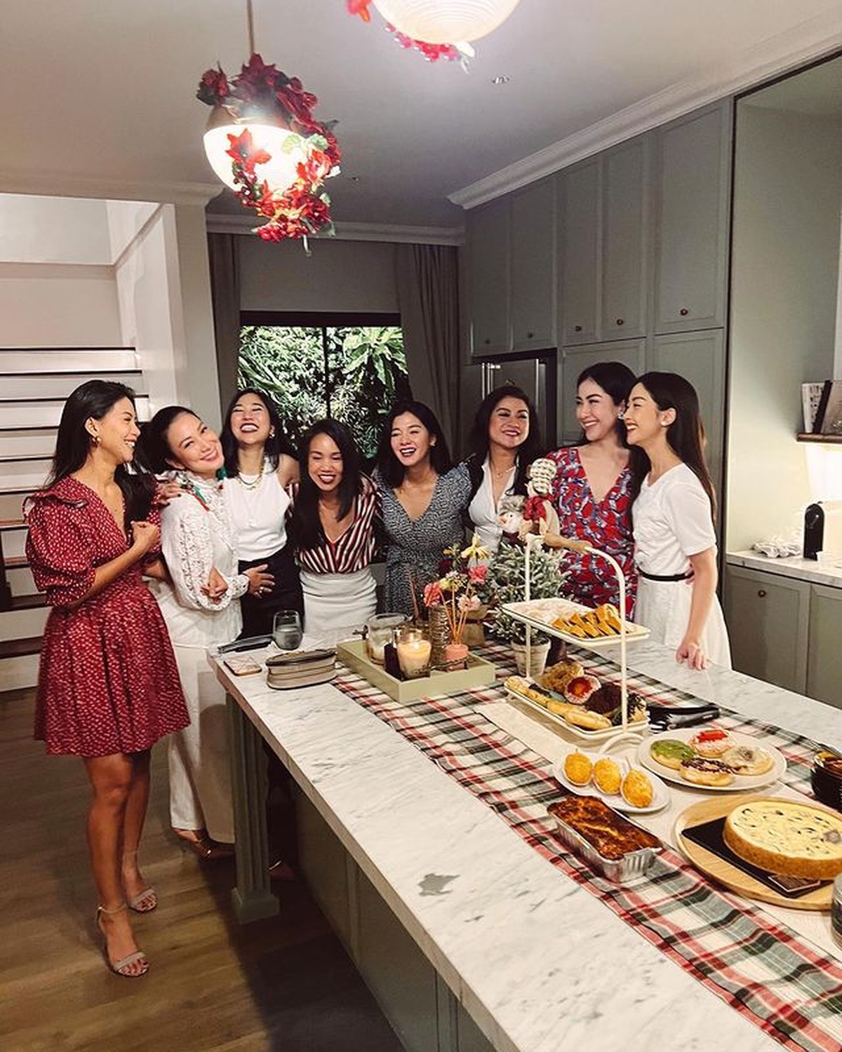 Naysilla Mirdad merayakan natal bersama para sahabatnya ditengah isu mualaf jelang nikah dengan sang kekasih&period; Yuk intip&excl;