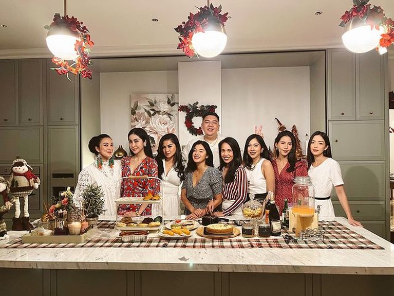 7 Potret Naysilla Mirdad Rayakan Natal Bareng Sahabat Naysilla Mirdad merayakan natal bersama para sahabatnya ditengah isu mualaf jelang nikah dengan sang kekasih. Yuk intip!