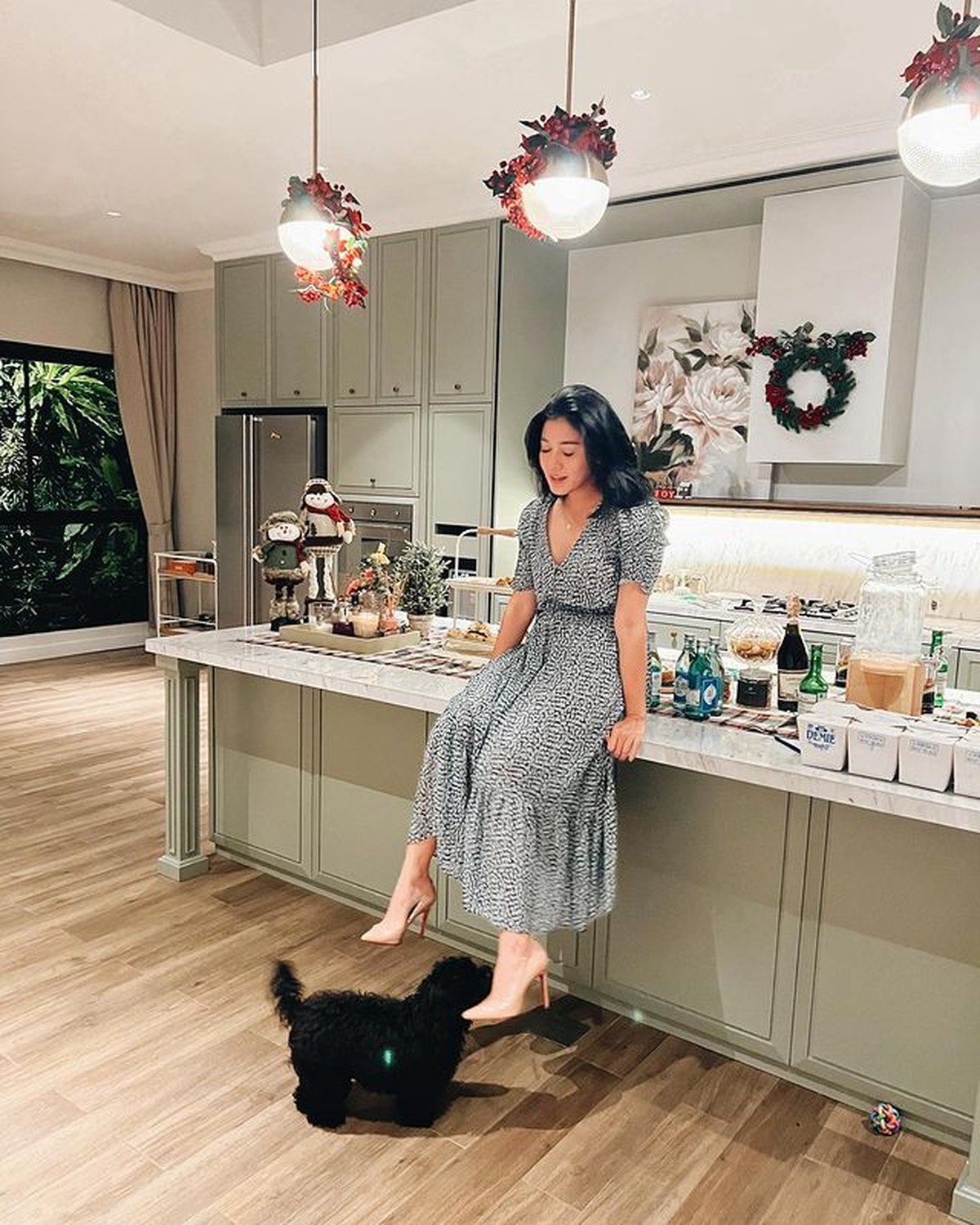 Naysilla Mirdad merayakan natal bersama para sahabatnya ditengah isu mualaf jelang nikah dengan sang kekasih&period; Yuk intip&excl;