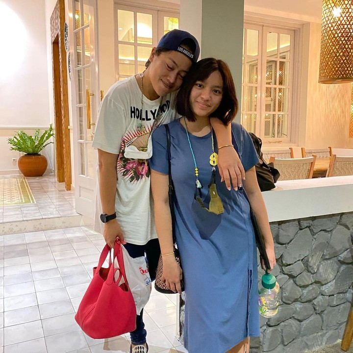 <p>Nah, ini potret terbaru Alleia yang dibagikan sang tante pada Oktober lalu. Tampak anak Ariel NOAH ini tampil modis di usianya yang menginjak remaja. (Foto: Instagram @aliylatief)</p>