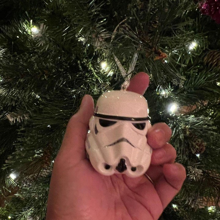 <p> Tak hanya lampu dan bola, mereka juga menggantungkan dekorasi Star Wars, lho.(Foto: Instagram @anggun_cipta)</p>