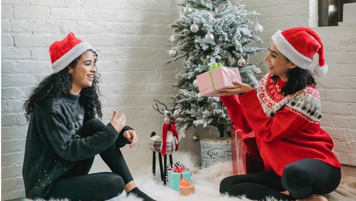 Agar Sama-sama Enak, Lakukan 3 Hal Ini Ketika Kamu Dapat Kado Akhir Tahun yang Kurang Disukai