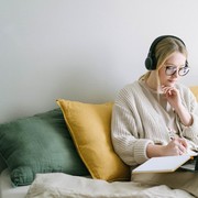 Nggak Cuma Bikin Semangat, 5 Jenis Musik Ini Bisa Tingkatkan Produktivitas saat Bekerja! Ada Favoritmu?