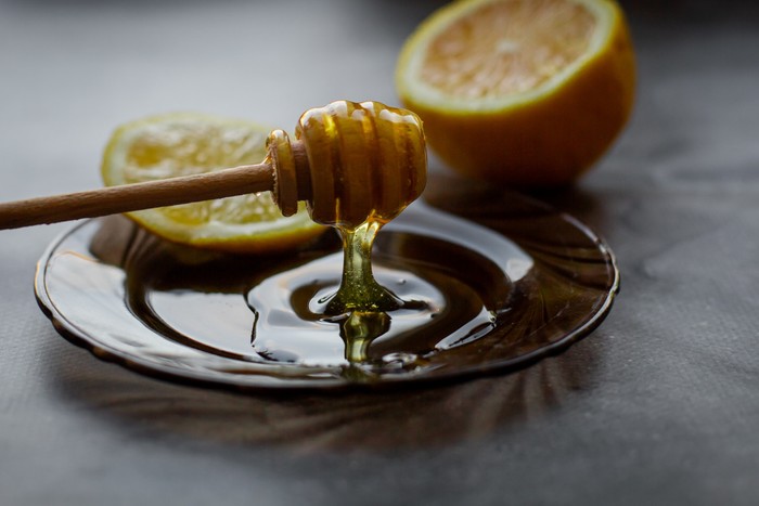 Campuran lemon, madu, dan air hangat dapat membantu menurunkan berat badan. Minuman satu ini juga kaya akan antioksidan dan serat pektin.