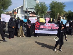 Massa Ibu-ibu Demo Desak Pasal Pemerkosaan Dicabut dari Qanun Jinayat