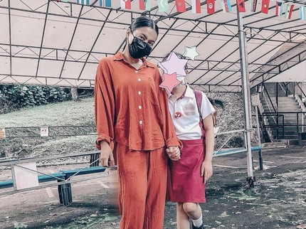 Surat Aisha Putri Denada saat Sambut Sang Bunda Pulang, Sweet Banget!