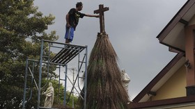 FOTO: Deret Pohon Natal Unik, dari Sapu Lidi sampai Prokes Covid-19