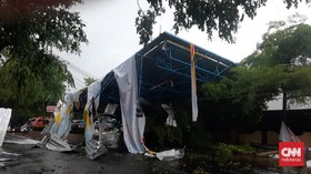 Puting Beliung Terjang Makassar, Rumah Kapolsek Tertimpa Reklame