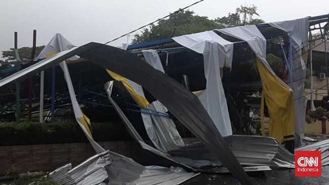 Sebanyak 46 unit rumah milik warga Jalan Sabutung Lama, Makassar, Sulawesi Selatan, porak-poranda usai diterjang angin puting beliung yang disertai hujan deras.