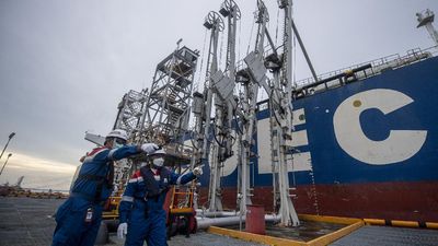 Pekerja PT Pertamina Hulu Rokan (PHR) mengecek proses pengapalan lifting minyak mentah produksi PHR di Dumai Terminal Oil Wharf, Dumai, Riau, Rabu (22/12/2021). Pasca alih kelola Blok Rokan pada 9 Agu