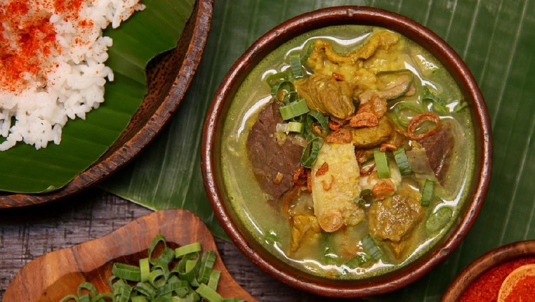 empal gentong Empal Gentong, the signature, traditional beef soup from Cirebon in West Java. Savory coconut milk soup cooked in earthenware pot served with cubes of beef and offal. Topped with condiments of fried shallots and scallions with the red chili powder as extra option. A plate of steamed rice topped with chili powder is served with the soup. The soup and the rice are plated on earthenware crockery; then arranged on a table lined with banana leaf.