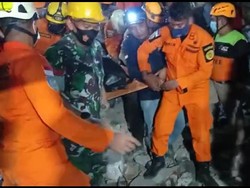 Proses Evakuasi Satu Pekerja yang Tertimpa Reruntuhan Masjid di Mamuju