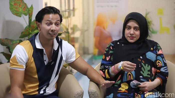 Fairuz dan Sonny Fairuz preskon lahiran anak ketiga mereka.