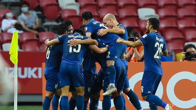 Dua gol Chanathip Songkrasin membawa Thailand unggul atas Vietnam dalam laga babak pertama semifinal leg pertama Piala AFF 2020.