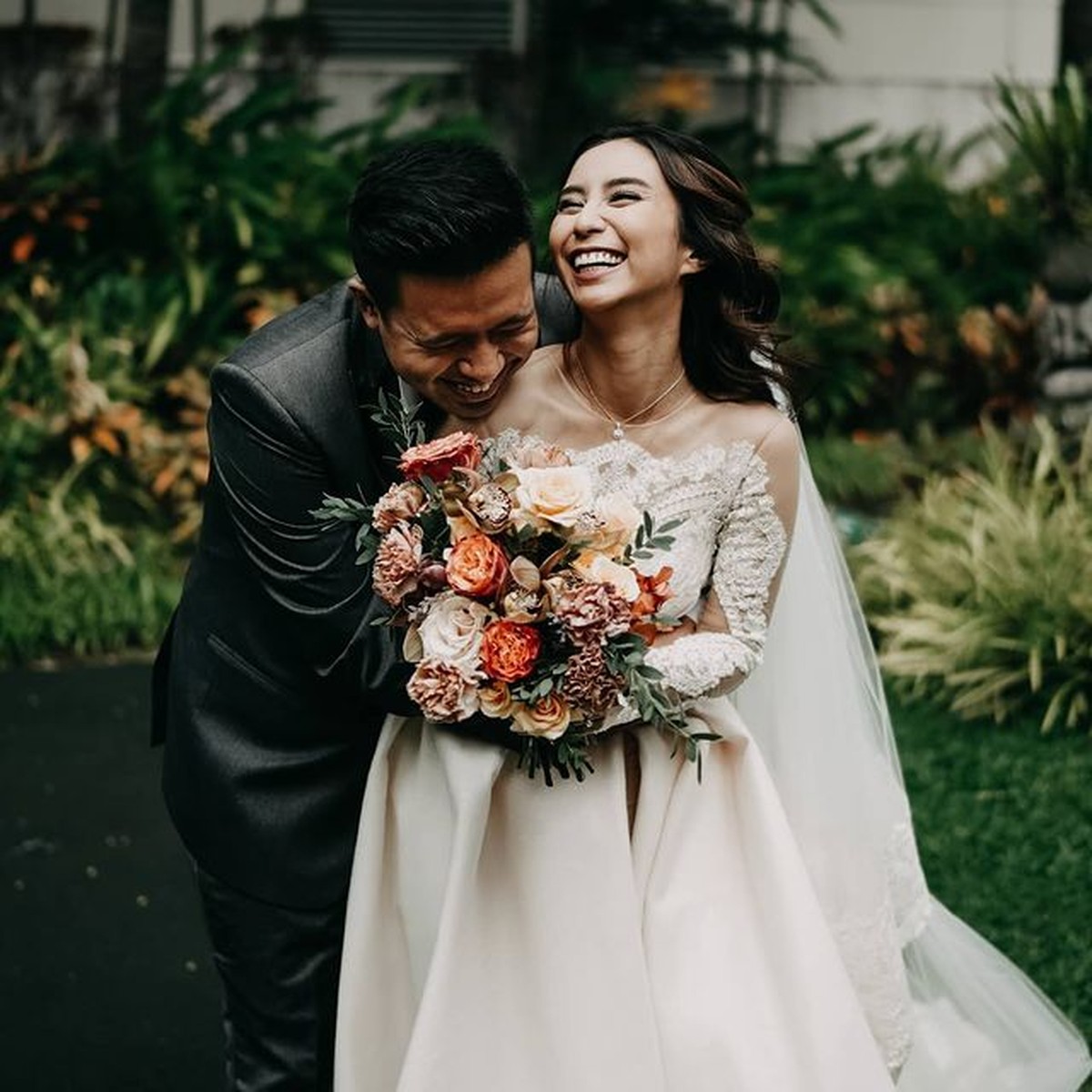 Joshua Suherman dan Clairine Clay resmi menikah dan menjadi suami istri pada Rabu &lpar;22&sol;12&rpar;&period; Yuk intip potret pernikahan mereka&excl;