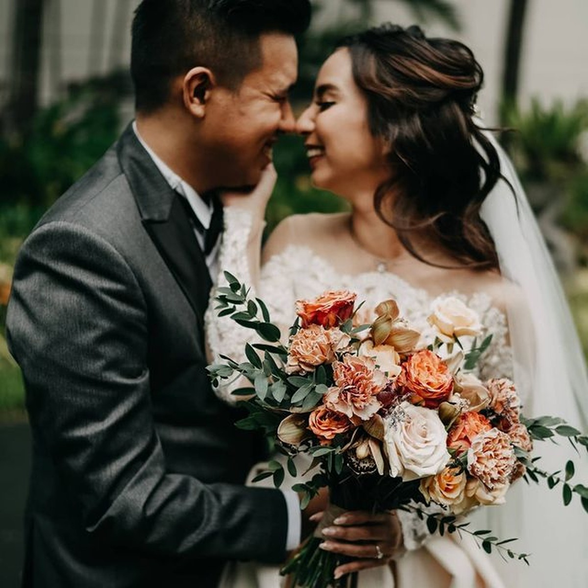 Joshua Suherman dan Clairine Clay resmi menikah dan menjadi suami istri pada Rabu &lpar;22&sol;12&rpar;&period; Yuk intip potret pernikahan mereka&excl;