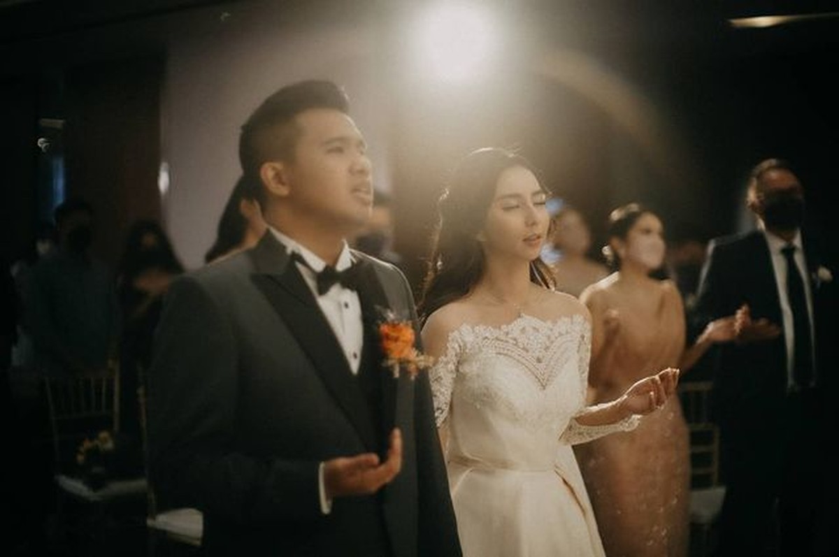 Joshua Suherman dan Clairine Clay resmi menikah dan menjadi suami istri pada Rabu &lpar;22&sol;12&rpar;&period; Yuk intip potret pernikahan mereka&excl;