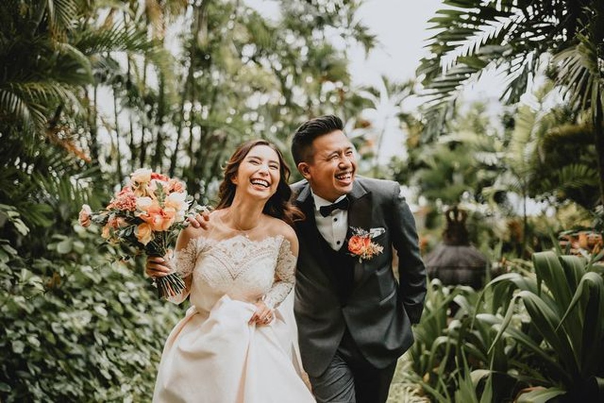 Joshua Suherman dan Clairine Clay resmi menikah dan menjadi suami istri pada Rabu &lpar;22&sol;12&rpar;&period; Yuk intip potret pernikahan mereka&excl;