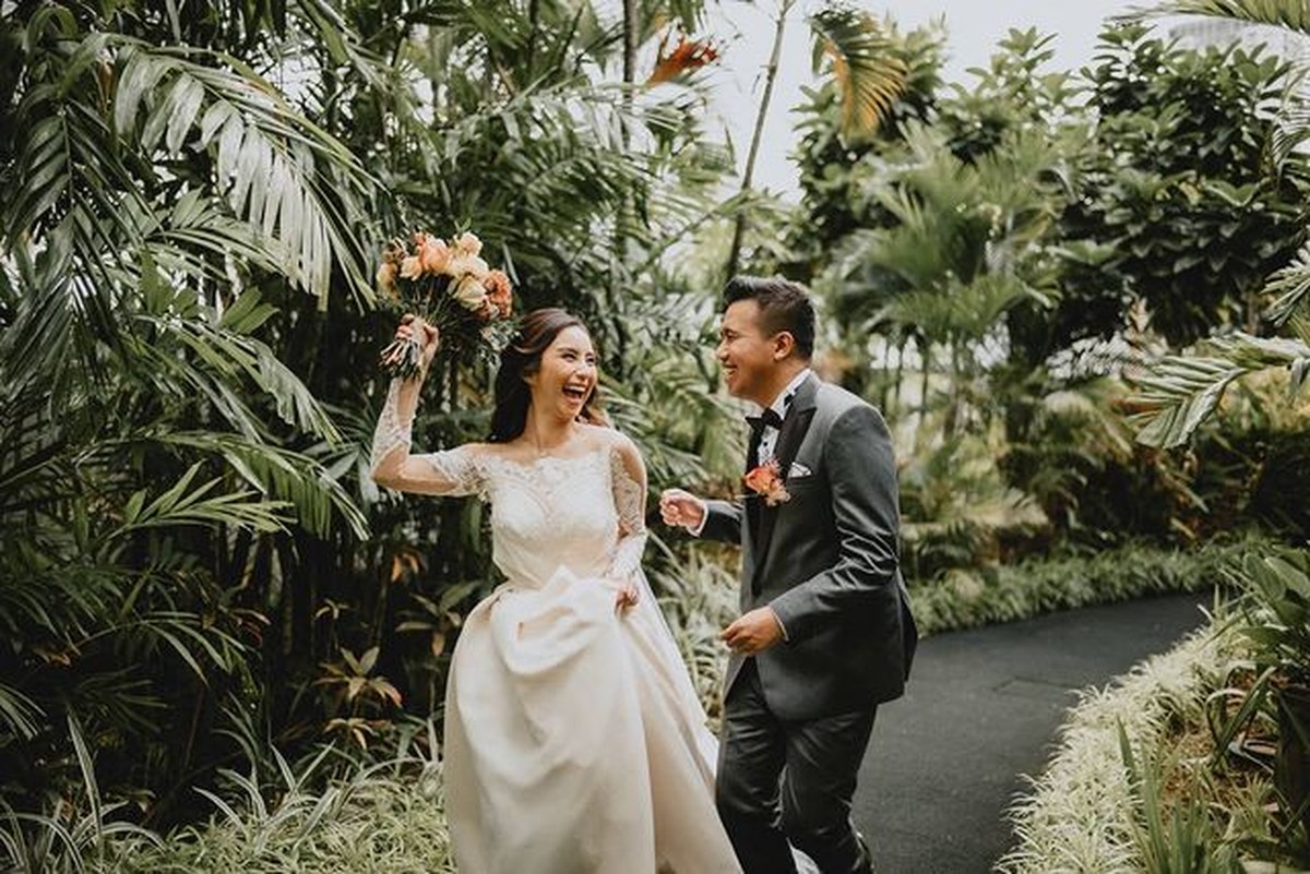 Joshua Suherman dan Clairine Clay resmi menikah dan menjadi suami istri pada Rabu &lpar;22&sol;12&rpar;&period; Yuk intip potret pernikahan mereka&excl;