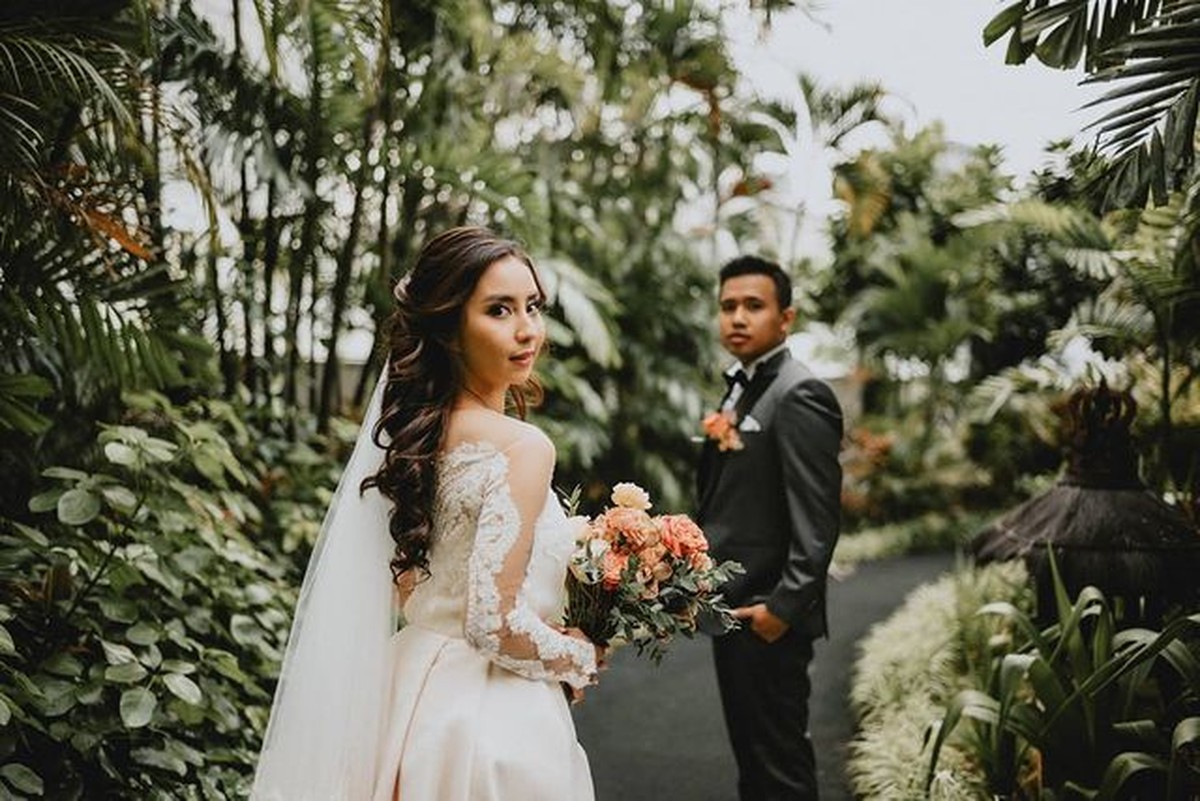 Joshua Suherman dan Clairine Clay resmi menikah dan menjadi suami istri pada Rabu &lpar;22&sol;12&rpar;&period; Yuk intip potret pernikahan mereka&excl;