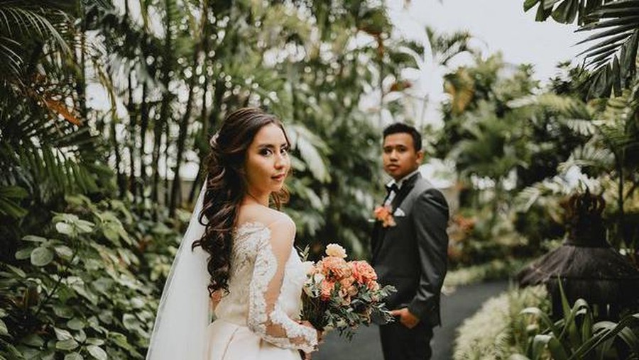 Joshua Suherman dan Clairine Clay resmi menikah dan menjadi suami istri pada Rabu (22/12). Yuk intip potret pernikahan mereka!