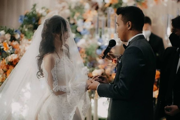 Foto Pernikahan Joshua Suherman dan Clairine Clay Joshua Suherman dan Clairine Clay resmi menikah dan menjadi suami istri pada Rabu (22/12). Yuk intip potret pernikahan mereka!