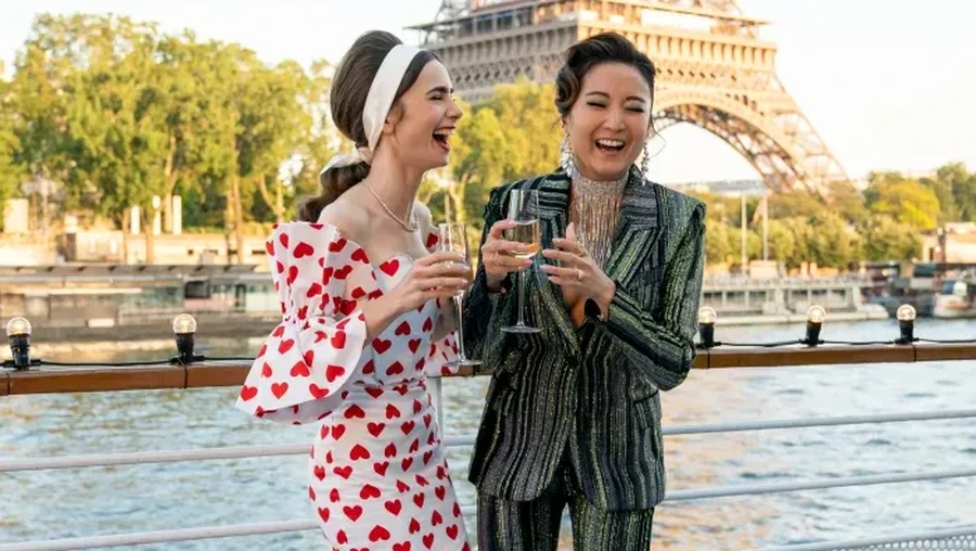 Gaya Lily Collins di Emily in Paris 2