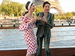 Intip Gaya Lily Collins di Emily in Paris 2, Makin Dewasa & Sophisticated