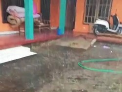 Hujan Es Disertai Angin di Banyuwangi Rusak Genting-Robohkan Kanopi