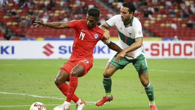 Ezra Walian menjadi sorotan netizen usai Timnas Indonesia bermain imbang 1-1 lawan Singapura pada leg pertama semifinal Piala AFF 2020 (2021).