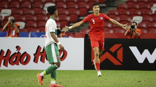Ikhsan Fandi, yang membobol gawang Timnas Indonesia pada leg pertama semifinal Piala AFF 2020, memiliki darah Indonesia tepatnya dari daerah Pacitan.