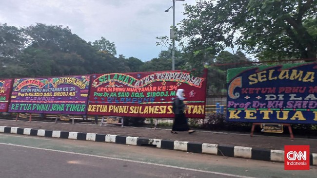 Karangan bunga terlihat berisi kalimat ucapan selamat bagi Said Aqil itu tertulis dikirimkan oleh Ketum PWNU Jatim hingga PWNU Sulsel.