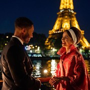 Deretan Koleksi Outerwear di Serial 'Emily in Paris' Season 2 yang Paling Mencuri Perhatian
