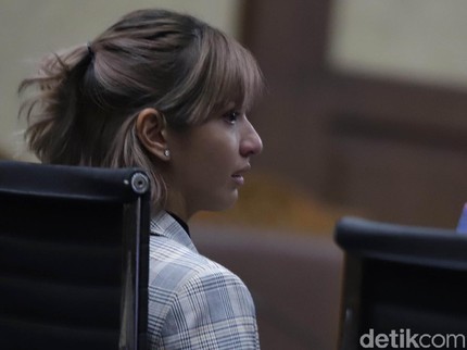 5 Potret Tangis Nia Ramadhani Dituntut 1 Tahun Rehabilitasi