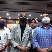 5 Potret Tangis Nia Ramadhani Dituntut 1 Tahun Rehabilitasi - Foto 1