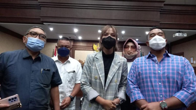 Nia Ramadhani dan Ardi Bakrie usai dituntut 12 bulan rehabilitasi (Foto: Zunita/detikcom)