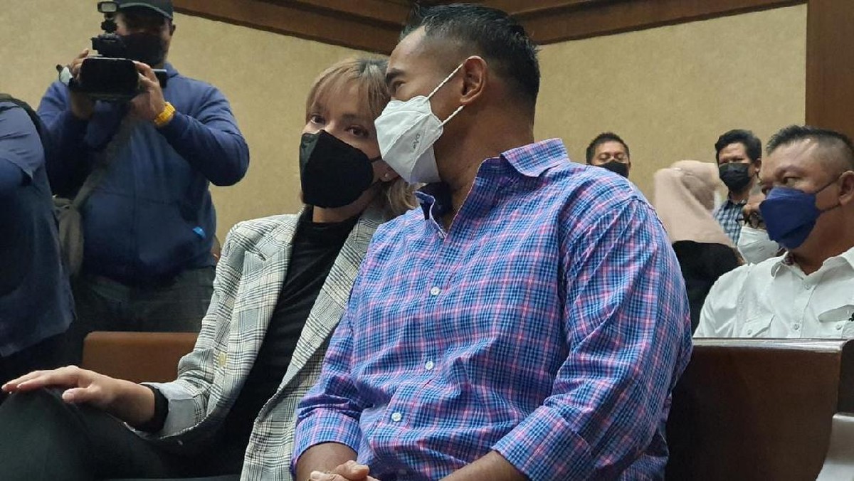 Nia Ramadhani dan suaminya Ardi Bakrie menjelang sidang tuntutan